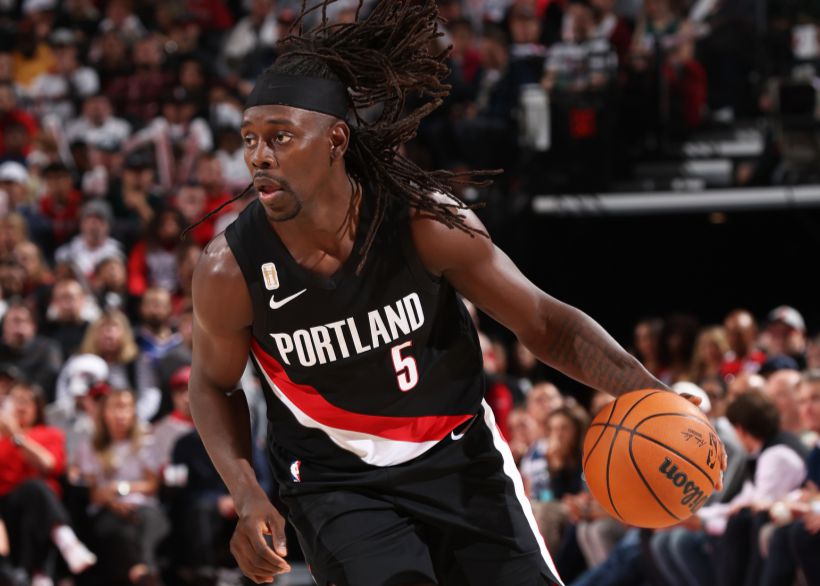 ผู้คนเคลื่อนไหวและมีชีวิตอยู่! ฮอลิเดย์เข้าร่วมเทรลเบลเซอร์สและแอสซิสต์เฉลี่ย 8.4 ต่อเกม ซึ่งสูงที่สุดในอาชีพฤดูกาลเดียว