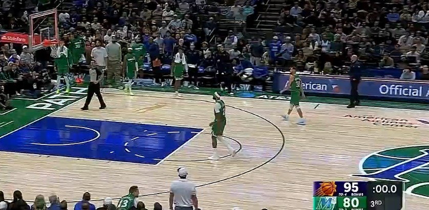 ดอกไม้มากขึ้น! ผู้เล่น Five Suns ทำคะแนนเป็นสองเท่าโดยเป็นผู้นำด้วย 15 คะแนนในควอเตอร์ที่สาม