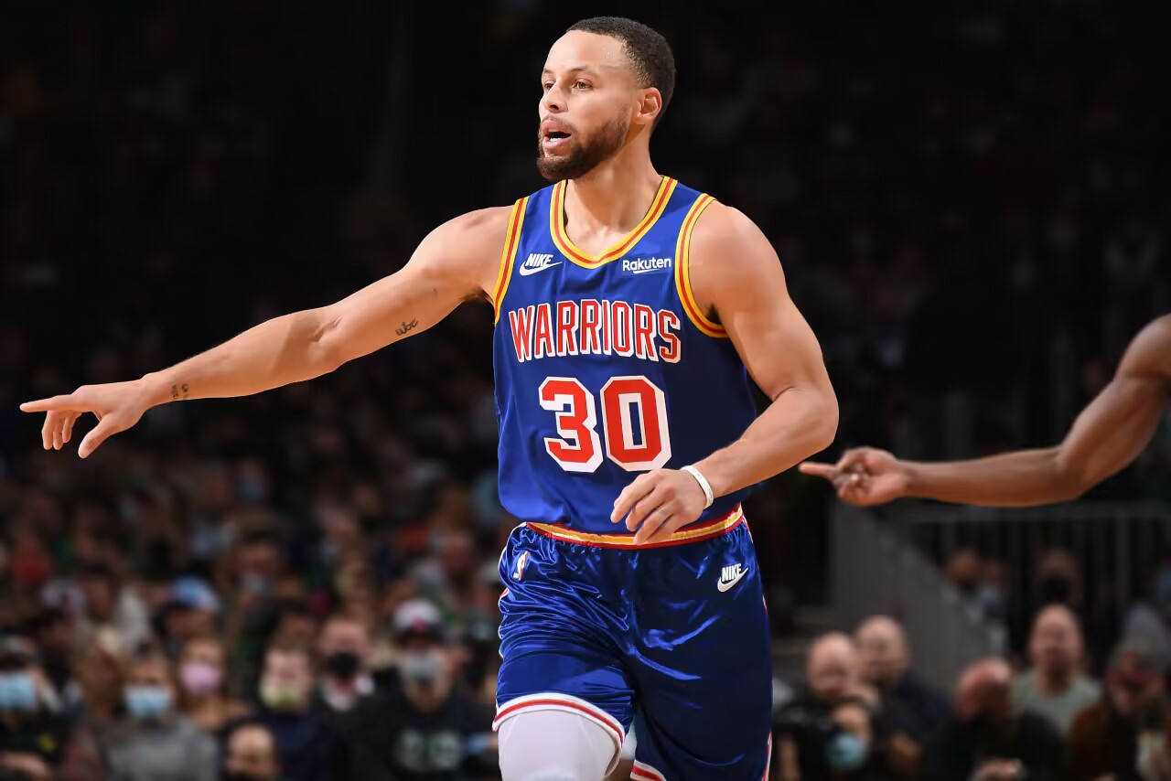 ระเบิดลูกใหญ่! Curry ทำคะแนนได้ 17 คะแนนจากสามพอยน์เตอร์ 4 จาก 8 ตัวในควอเตอร์ที่สาม