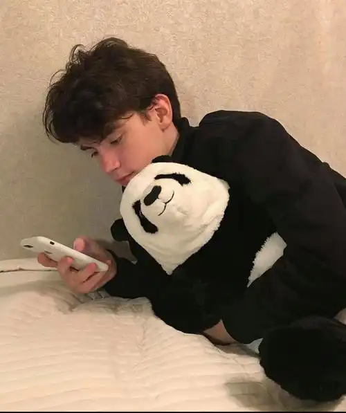 6686体育铁牌作者Lennox