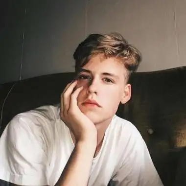 6686体育银牌作者Lennox