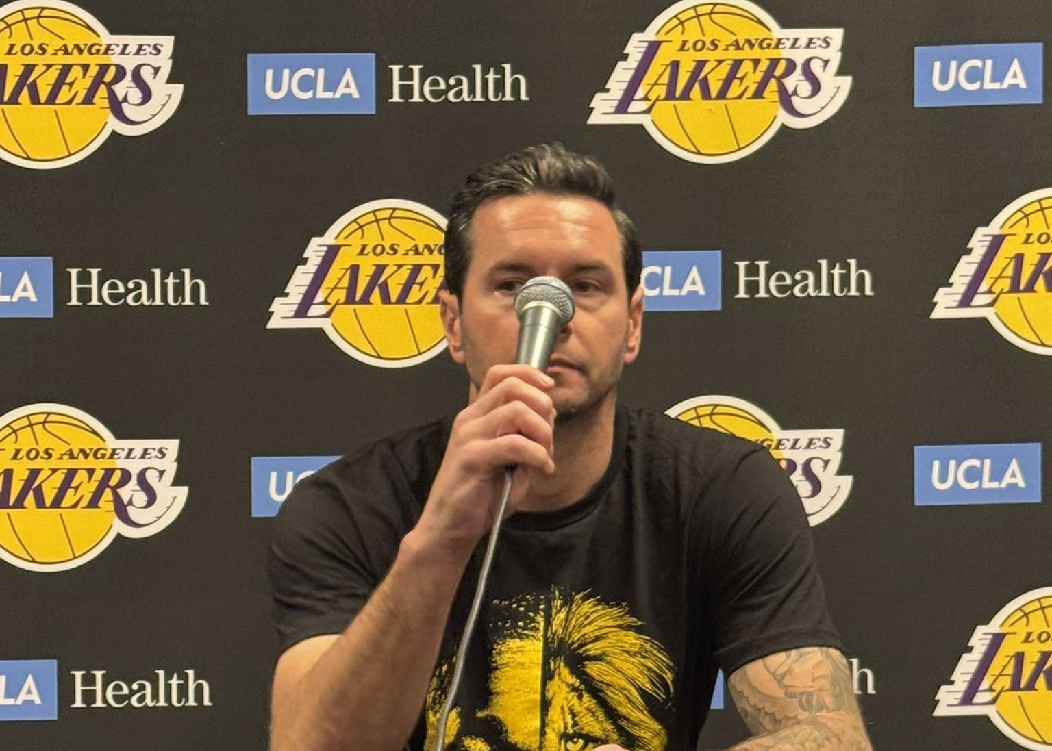 Redick อธิบายการสวมเสื้อยืดสั่งทำพิเศษของ Ayton: เราคาดหวังให้เขารับบทเป็นสิงโต